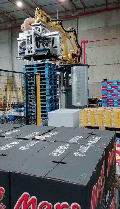 Pallet stacking robot