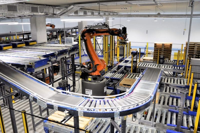 Box preparation robot and conveyor system