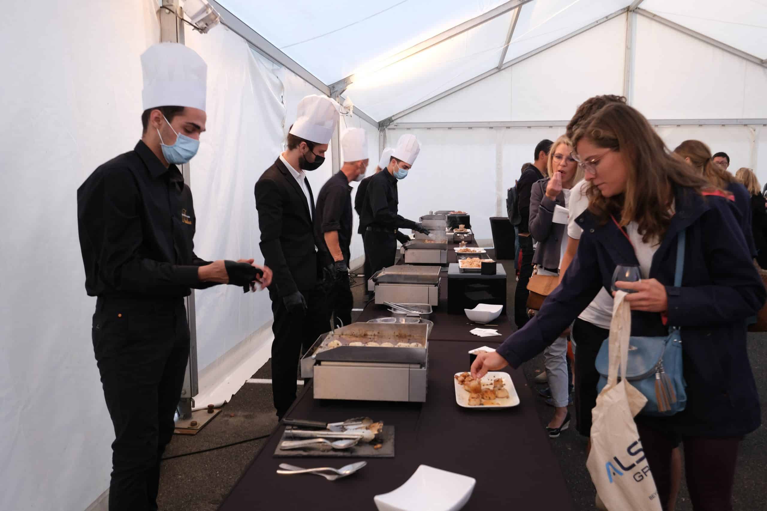 Tables de buffet avec serveurs